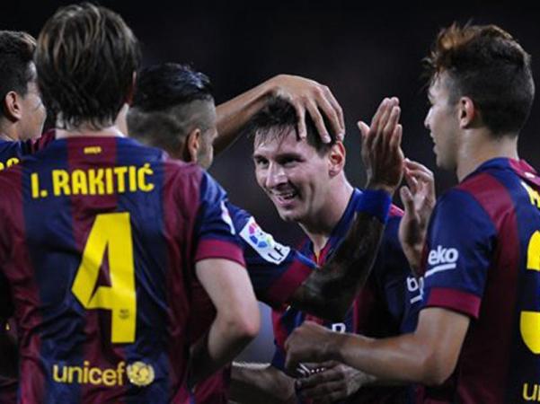 lionel_messi_congratulated_by_his_barcelona_team_mates_Master
